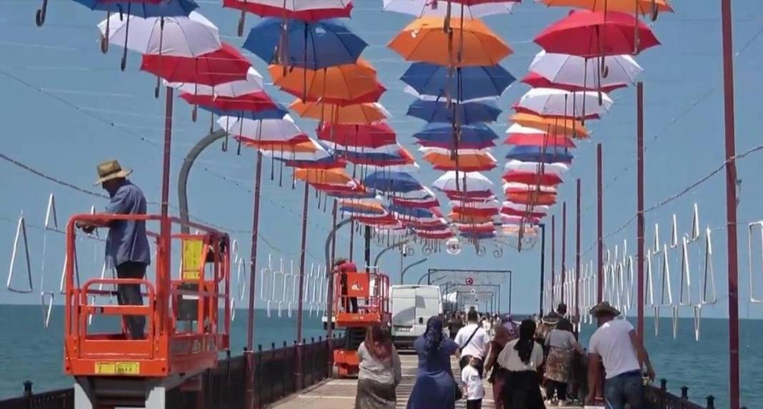 Fotoğraf tutkunları buraya akın ediyor: Rengarenk şemsiyeler, sahilin yeni cazibe merkezi oldu 5